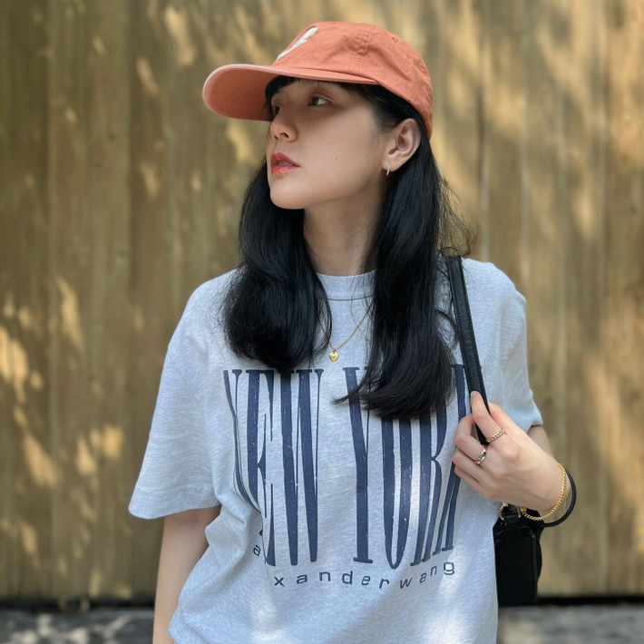 Mỹ nhân này thường chia sẻ hình ảnh check-in mỗi khi xuống phố, qua đó cho thấy những outfit thời trang trẻ trung và dễ áp dụng. Ảnh: FBNV