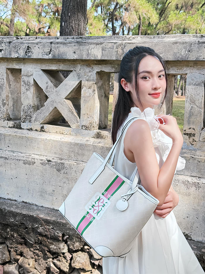 Khác với hình ảnh sắc sảo trên sân khấu Miss Universe Vietnam 2024, ngoài đời Thúy Quỳnh xinh nhẹ nhàng, nữ tính. (Ảnh: FB Thúy Quỳnh)