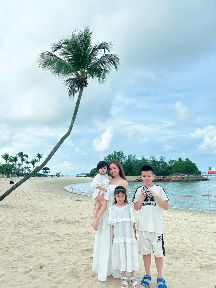 So với trước đấy, nữ ca sĩ ít chia sẻ hình ảnh hào nhoáng, xa hoa của bản thân lên mạng xã hội. Ảnh: FB Nguyễn Vy Oanh