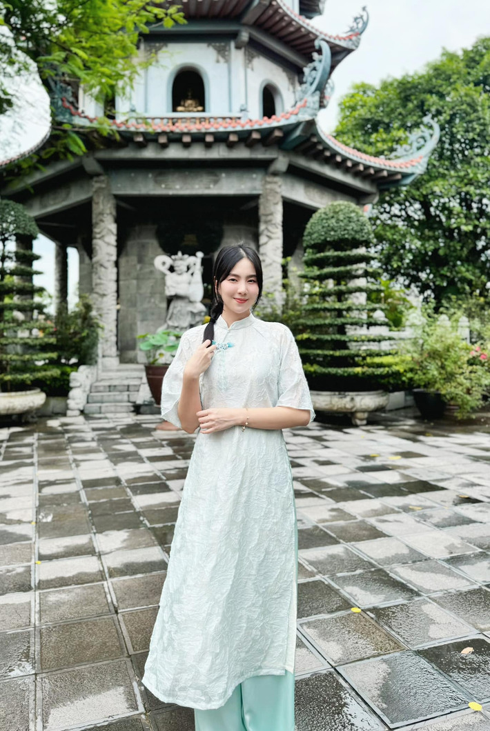 MC Mai Ngọc xinh đẹp nhẹ nhàng trong ngày đầu tháng.