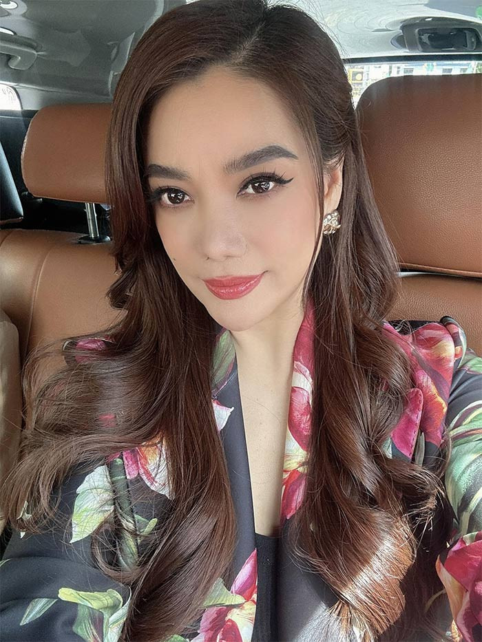 "Cứ mỗi 3 tháng mình lại ketox một lần, vừa thải độc cơ thể, vừa giảm mỡ nội tạng. 7 ngày trôi qua nhẹ nhàng, không đói vì mỗi ngày uống 6 chai nước đầy đủ chất để nuôi cơ thể, cảm thấy nhẹ nhõm hẳn", người đẹp sinh năm 1976 chia sẻ trên trang cá nhân.
