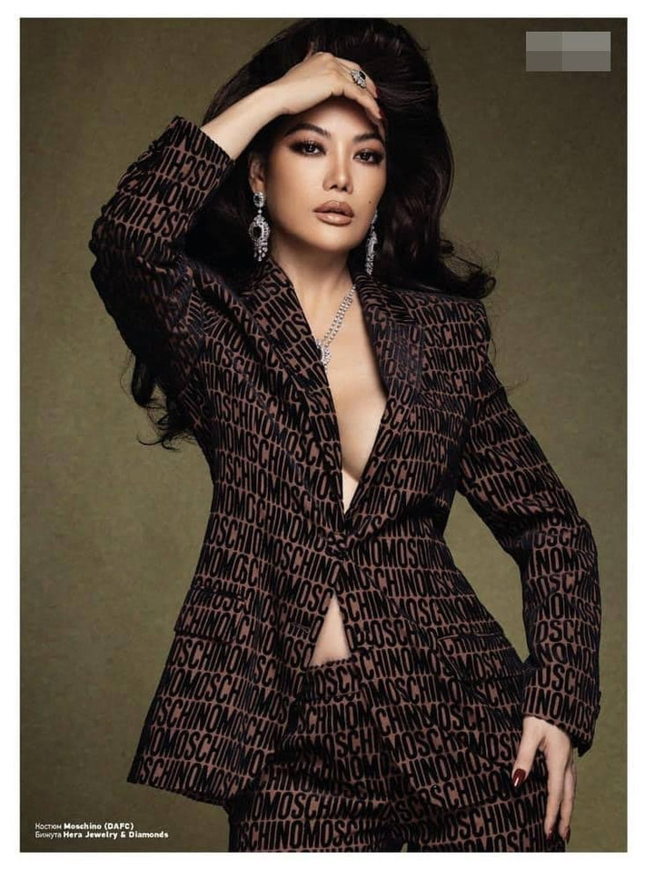 Mới đây, Trương Ngọc Ánh xuất hiện trên trang bìa tạp chí Glamour, đồng thời nhận được giải thưởng "International Celebrity & Business Force" (Nữ nghệ sĩ, doanh nhân toàn cầu) trong lễ trao giải thưởng "Người phụ nữ của năm" do tạp chí này tổ chức ở Bulgaria.