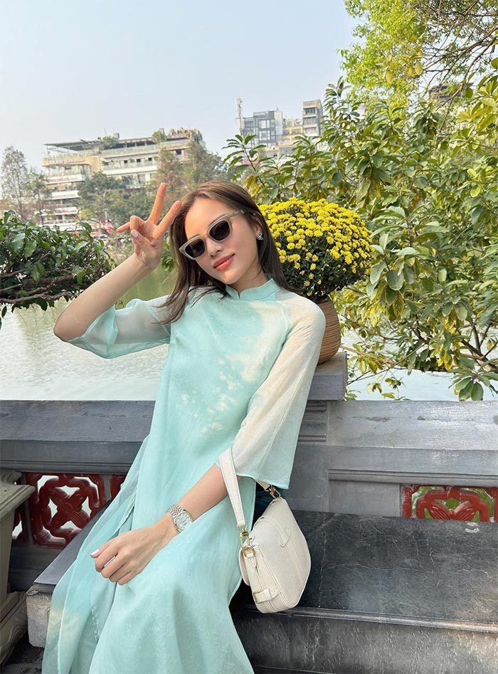 Người đẹp 28 tuổi đã chọn áo dài là trang phục chính trong những ngày Tết.