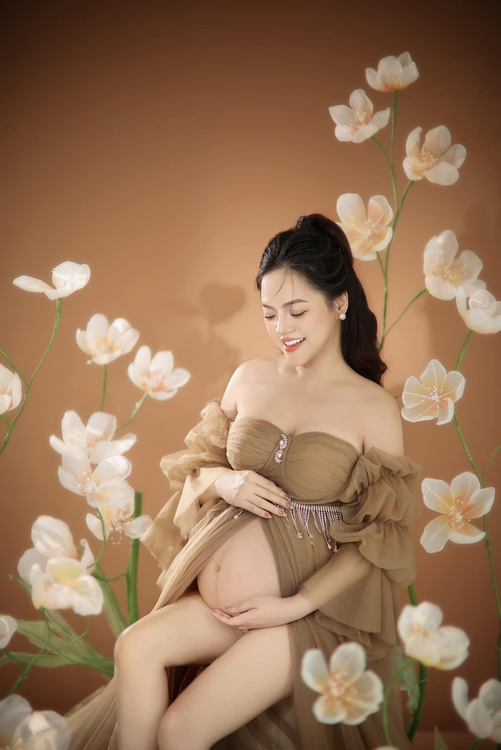 Bên dưới bài đăng, người hâm mộ không ngớt tặng lời khen cho nữ diễn viên và gửi lời chúc tốt đẹp đến Thu Quỳnh trước thềm "vượt cạn".