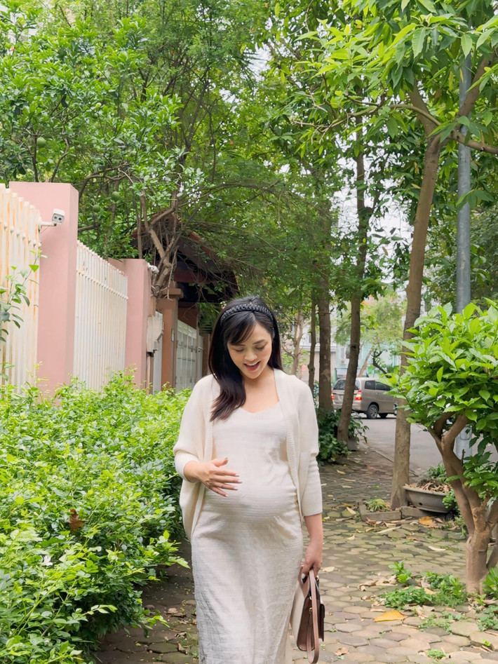 Trong khoảng thời gian Thu Quỳnh công khai chuyện mang thai lần hai, cô tự tin khoe bụng bầu vượt mặt, gương mặt rạng ngời hạnh phúc.