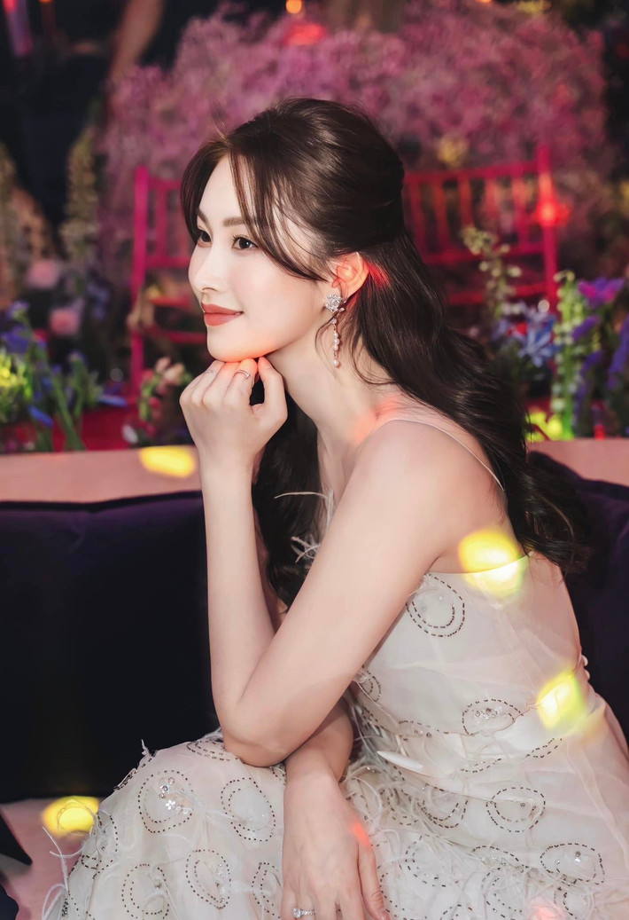 Có thể nói, "thần tiên tỷ tỷ" Đặng Thu Thảo đang là người đẹp có cuộc sống viên mãn nhất nhì làng giải trí Việt. Ảnh: FBNV