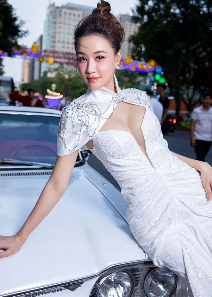 Trở lại với khán giả màn ảnh nhỏ qua bộ phim truyền hình "Mình yêu nhau, bình yên thôi", nữ ca sĩ kiêm diễn viên Maya nhận được nhiều lời khen ngợi về nhan sắc.
