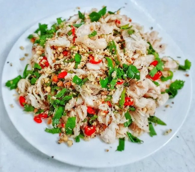 Là nguyên liệu "thượng hạng", đặc sản cá nghéo có thể được chế biến thành nhiều món ăn ngon. Có thể kể tới như gỏi cá nghéo, lẩu cá nghéo, cá nghéo hấp sả cuốn, cháo cá nghéo, cá nghéo kho nghệ, gừng hoặc mật ong, nấu chuối,... Ảnh: Phong Nha Explorer