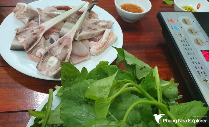 Tới Quảng Bình, thực khách không nên bỏ qua món lẩu cá nghéo. Món lẩu không chỉ thơm mùi cá, nước ngọt tự nhiên, mà thịt cá lại còn săn chắc như thịt bò. Ảnh: Phong Nha Explorer