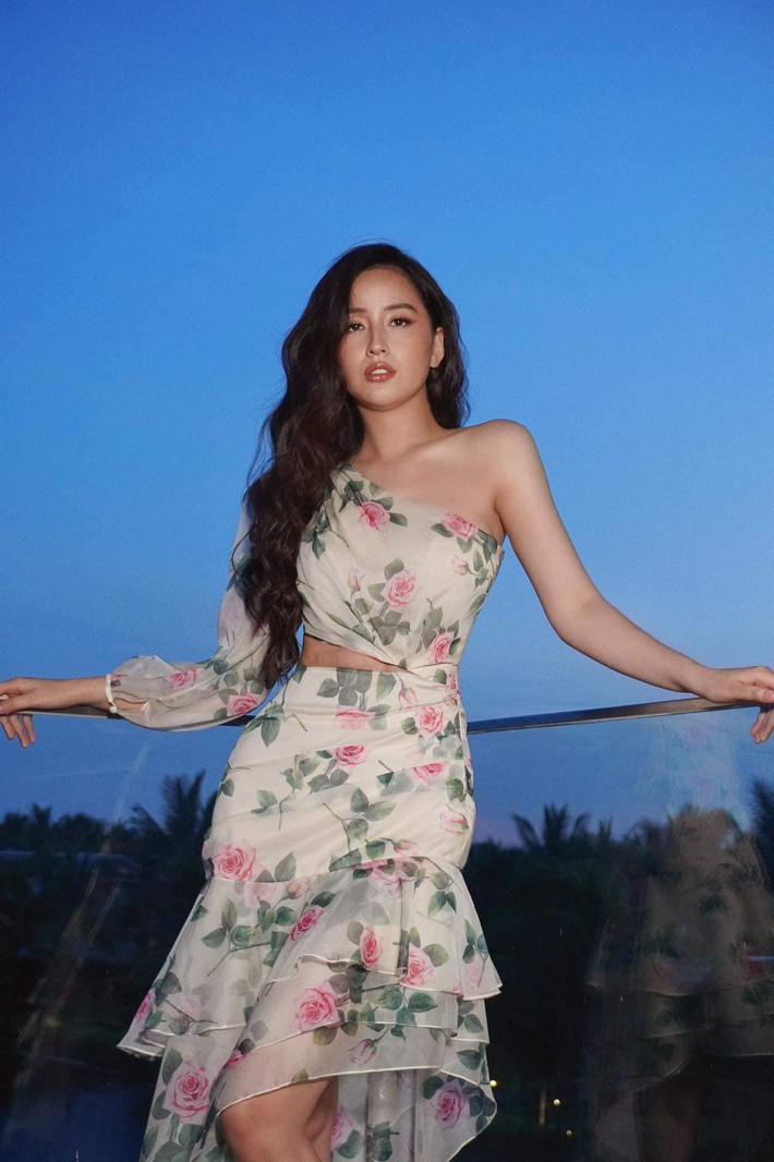 Sở hữu lợi thế hình thể, chính vì thế dù đã ở tuổi 36 nhưng Mai Phương Thúy vẫn chăm chỉ diện những thiết kế xuyên thấu với những đường cắt xẻ táo bạo.