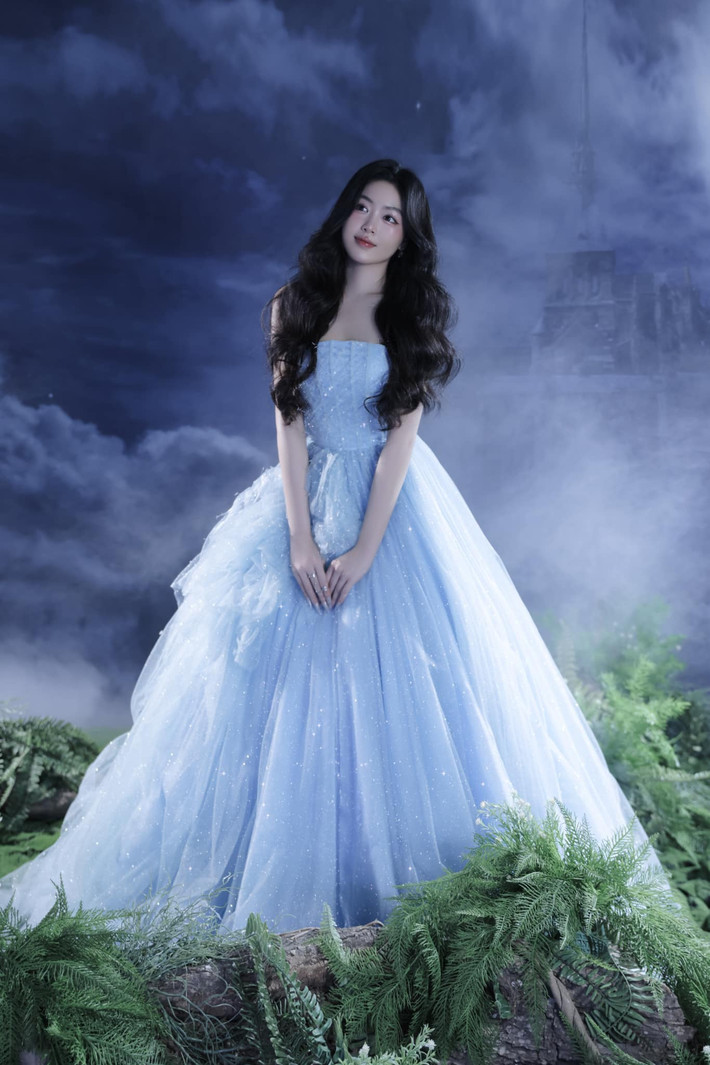 Cư dân mạng còn trầm trồ nhận xét Lọ Lem mang vẻ đẹp của một nàng công chúa, là Cinderella bước từ cổ tích ra ngoài đời thực.