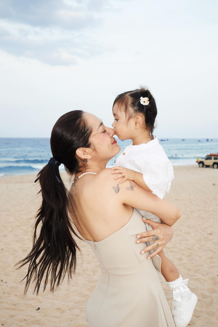 Khoe khoảnh khắc bình yên bên con gái nhỏ, Bảo Anh viết: "Ngoại lệ của nhau". Ảnh: FB Bao Anh