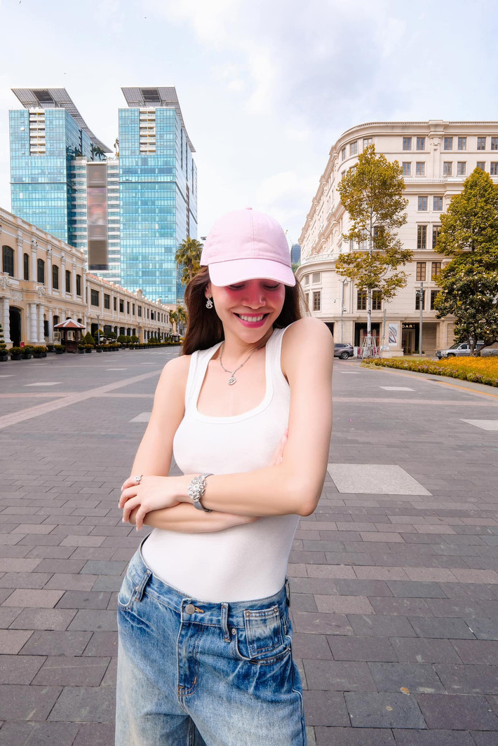 Tin tức sao Việt 19/9: Hồ Ngọc Hà khoe sắc vóc nữ thần với outfit đơn giản dạo phố. Ảnh: FB Ho Ngoc Ha