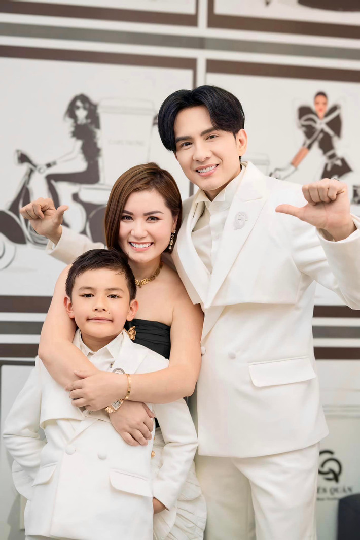 Đan Trường đăng ảnh bên vợ cũ và con trai trong ngày khai trương cửa hàng đồ uống mới tại Mỹ. Ảnh: FB Dan Truong Pham