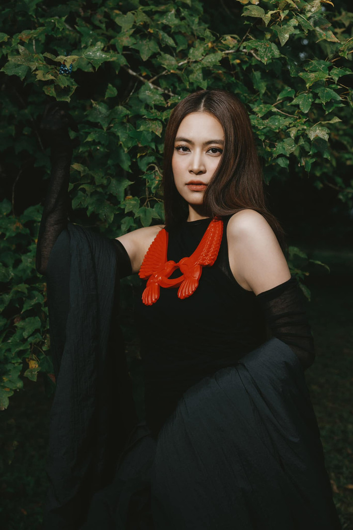 Cô liên tục cho ra mắt những sản phẩm âm nhạc chất lượng, tạo dấu ấn mạnh mẽ trong lòng khán giả và khẳng định vị trí của mình trong làng giải trí.