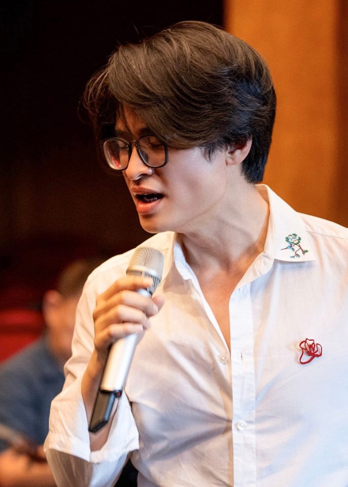 Từ khi còn là học sinh, anh đã tham gia rất nhiều phong trào văn nghệ của trường cũng như thành phố. Năm 2001 và 2002, anh tham gia và đoạt giải nhất dành cho giọng nam trong cuộc thi học sinh - sinh viên "Chú ve con". Giải nhất đơn ca trong "Liên hoan Tiếng hát học sinh - sinh viên" toàn thành năm 2002. (Ảnh: FB Hà Anh Tuấn)