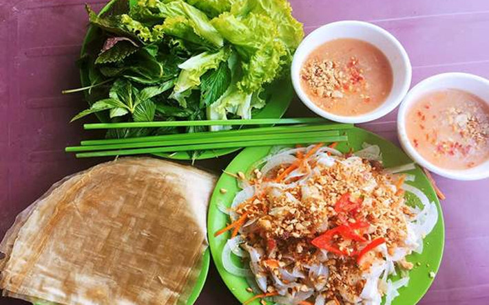 Gỏi cá mai là một nét chấm phá độc đáo trong nền ẩm thực của vùng đất Ninh Thuận. Món ăn này sử dụng nguyên liệu chính là cá mai, sơ chế sạch, bỏ đầu, đuôi, lọc bỏ xương, chỉ lấy phần thịt ngâm vào nước lạnh đem tái chanh chín sơ, cho đến khi chuyển sang màu trắng đục. Cuối cùng, vắt khô để trộn gỏi với đậu phộng, khế, gừng thái sợi, hành tây thái mỏng… với hỗn hợp ớt đã pha sẵn.