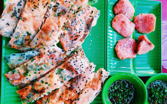 Bánh tráng nướng mỡ hành Phan Rang (Ninh Thuận) có một hương vị rất riêng, khiến nhiều người nhớ mãi sau khi thưởng thức. Bánh tráng được làm từ bột gạo thơm ngon, tráng hạt mè, nướng cùng các nguyên liệu như mỡ hành, trứng, ruốc,…