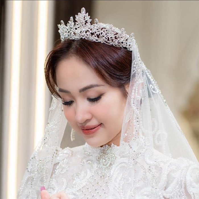 MC Vân Hugo vừa khoe loạt ảnh thử váy cưới trước giờ hôn lễ.