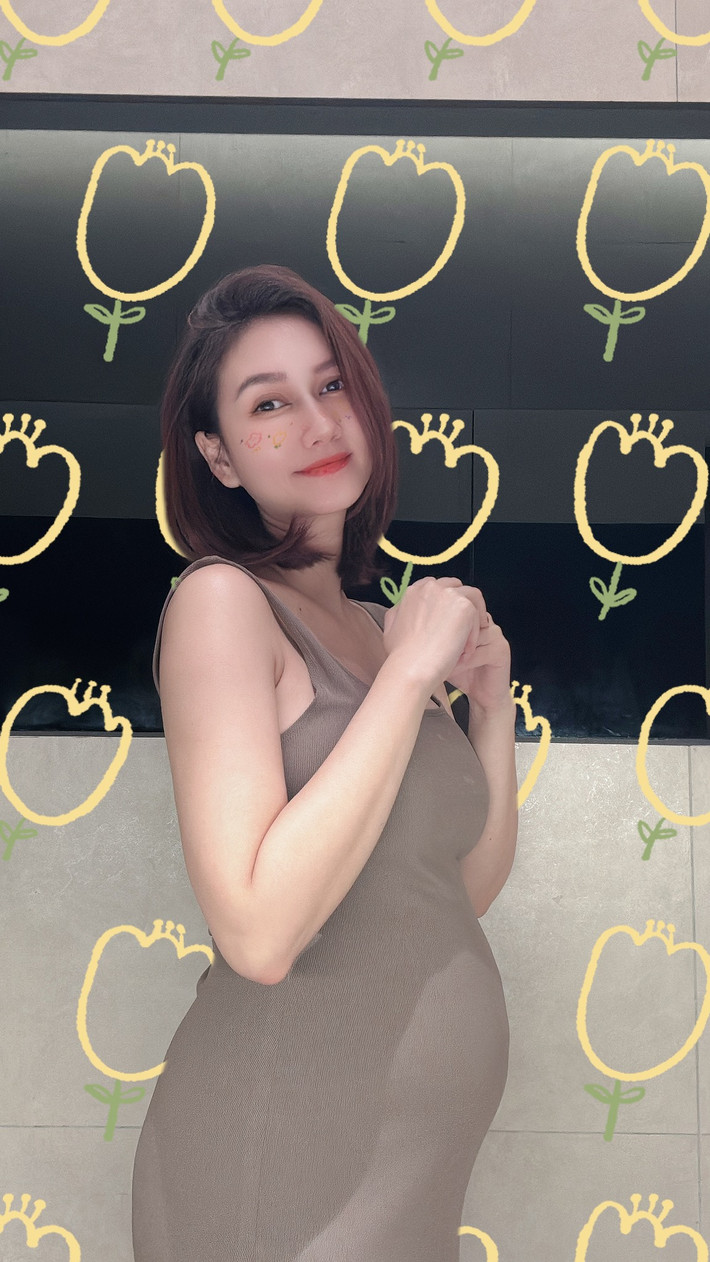 Diễn viên Hương Giang hạnh phúc khi sắp làm mẹ. Ảnh: FB Nguyễn Hương Giang