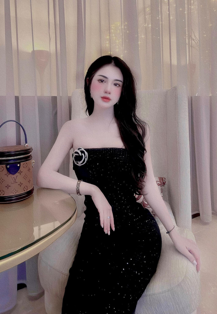 Hương Trần thường xuyên đăng tải những bộ ảnh khoe vóc dáng, nhan sắc "lão hóa ngược" ở tuổi 35.