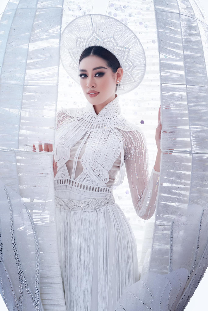 Mỹ nhân sinh năm 1995 cũng thường xuyên gây ấn tượng nhờ phong cách ăn mặc trẻ trung, năng động và khoe khéo được hình thể nuột nà.