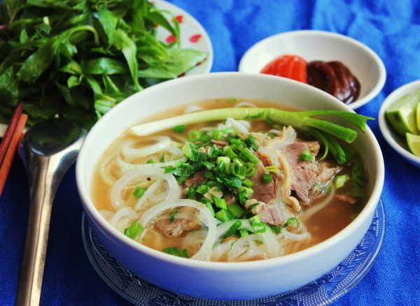 Bí quyết để có một bát phở bò Nam Định ngon, chuẩn vị là chọn nguyên liệu tươi ngon, hầm xương kỹ. Khi thưởng thức phở Nam Định, bạn nên chan thêm một chút nước mắm ngon để tăng thêm hương vị. Ảnh: Mytour