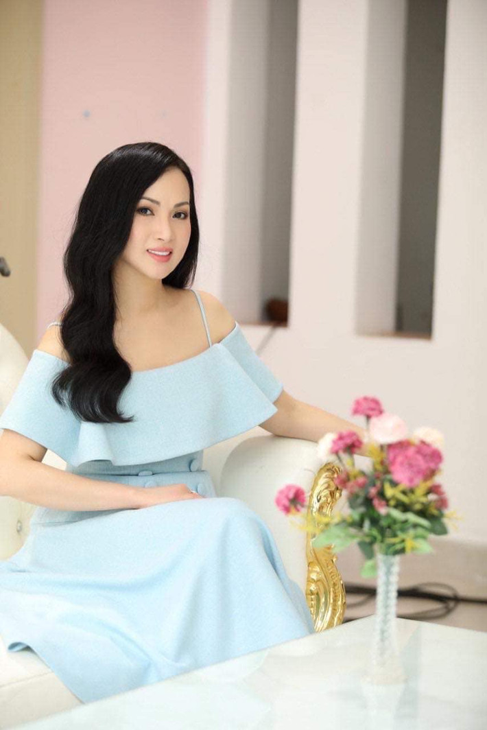 Không chỉ sở hữu nhan sắc trẻ trung, Hà Phương còn có một cuộc sống hôn nhân hạnh phúc bên cạnh người chồng doanh nhân giàu có. Ảnh: FB Ha Phuong official