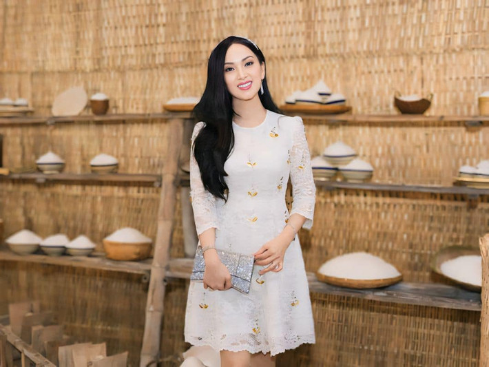 Dù đã bước qua ngưỡng tuổi trung niên, Hà Phương vẫn giữ được làn da căng mịn và phong thái tự tin. Ảnh: FB Ha Phuong official