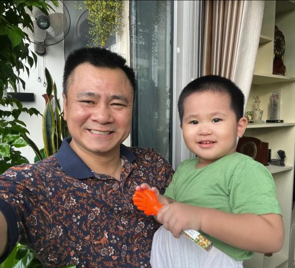 Nghệ sĩ Tự Long chúc mừng sinh nhật con: "Chàng trai của bố. Khi con đến thế giới này bừng sáng. Dòng họ trường tồn gia tộc khang ninh. Hãy mạnh mẽ như cha anh thủa trước. Như cây bách cây tùng bản lĩnh vươn cao". Ảnh: FB Tự Long