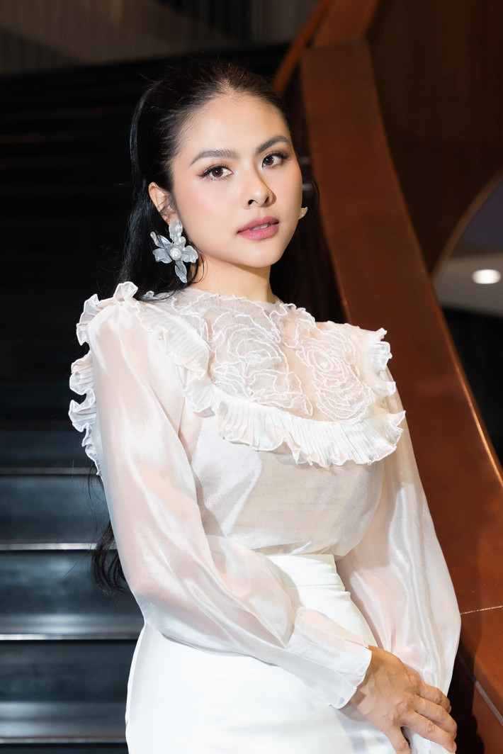 Không chỉ nắm quyền sở hữu các bất động sản đắt giá, Vân Trang còn có thu nhập từ việc kinh doanh và hoạt động nghệ thuật. Ảnh: FB Vân Trang