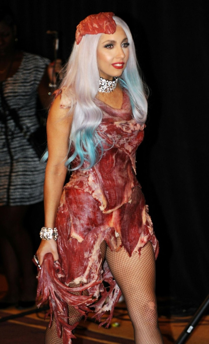 Cô nàng lập dị" Lady Gaga đã khiến báo chí tốn không ít giấy mực khi mặc một bộ váy thịt sống xuất hiện tại Lễ trao giải MTV Video Music 2010.