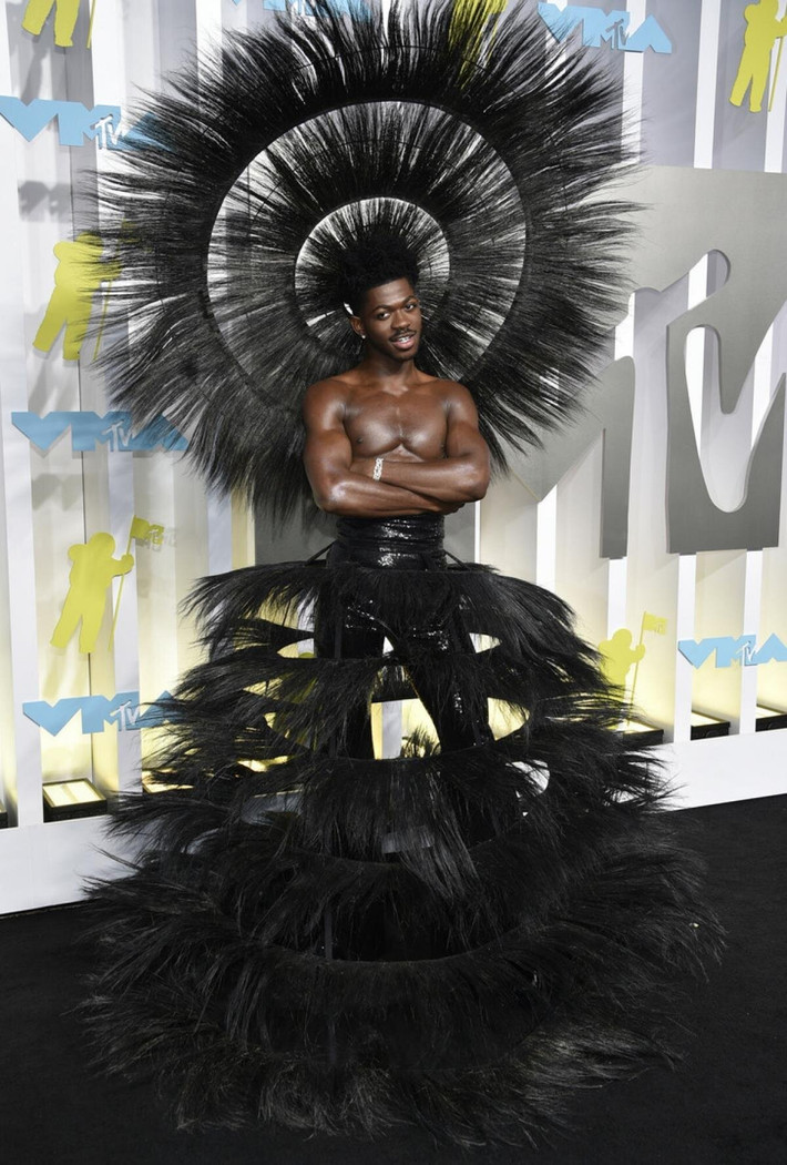 Tại lễ trao giải MTV Video Music Awards năm 2022, Lil Nas X một lần nữa biến thảm đỏ thành sàn diễn cá nhân khi gây choáng ngợp với bộ cánh lông vũ màu đen vô cùng cầu kỳ, kết hợp cùng với mũ đội đầu cũng đính lông, trông như đang tỏa ra hào quang.