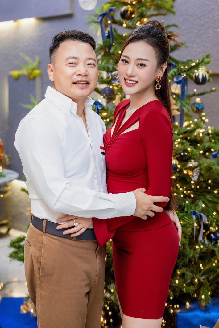 Trong khoảng thời gian Phương Oanh mang bầu đôi, Shark Bình luôn quan tâm, chăm sóc và thường xuyên đưa vợ đi du lịch ở nhiều địa điểm đẹp để bà xã được nghỉ ngơi, trở nên vui vẻ khi có thai.