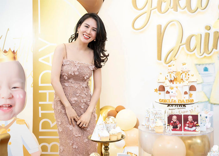 Bà mẹ hai con ngày càng trẻ đẹp và tươi tắn.