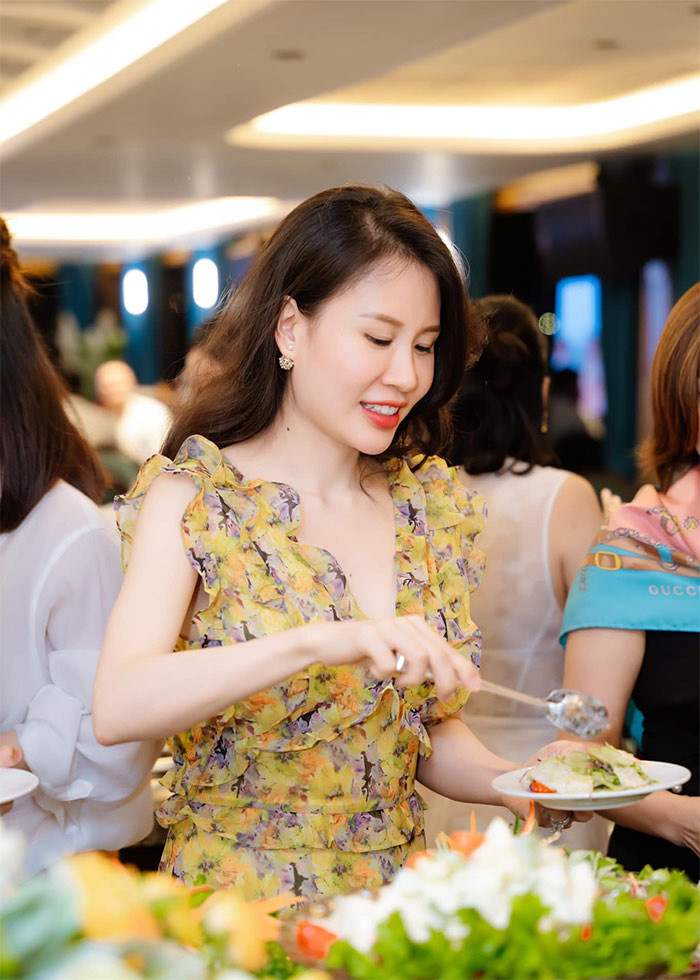 Style nữ tính và quyến rũ cũng giúp Ngọc Hương tôn lên vẻ đẹp của mình.