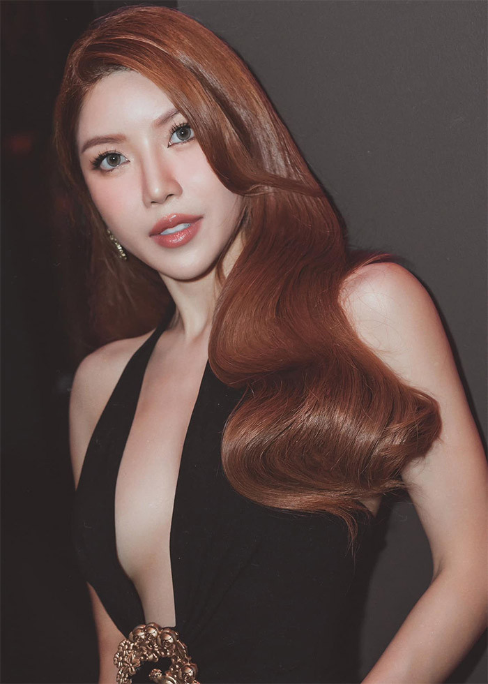 Khuôn mặt Trang Pháp gây ấn tượng hơn nhờ đã niềng răng và cách trang điểm.