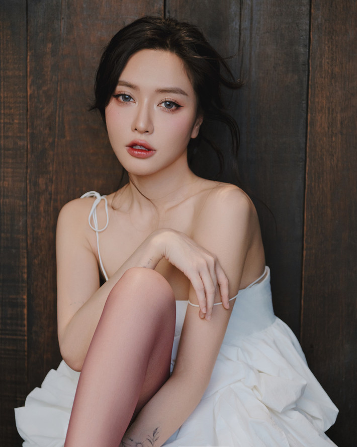 Vẫn giữ nguyên nụ cười rạng rỡ, ca sĩ Bích Phương giờ đây sở hữu vóc dáng thon gọn, gương mặt thanh tú và thần thái kiêu sa, quyến rũ.