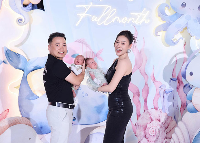 Trước đó, trong những bức ảnh chụp nữ diễn viên "Quỳnh búp bê" trong tiệc đầy tháng hai con sinh đôi cũng nhận được nhiều lời khen khi cô nhanh chóng lấy lại vóc dáng sau sinh.