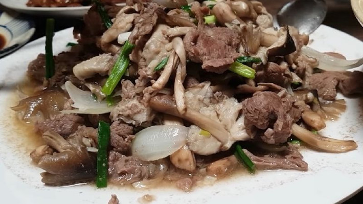 Mọc tự nhiên ở các triền đồi, trong vườn cà phê, điều, cao su…, lại có vị ngon ngọt, giá trị dinh dưỡng cao nên nấm mối trở thành món đặc sản được nhiều người săn lùng.