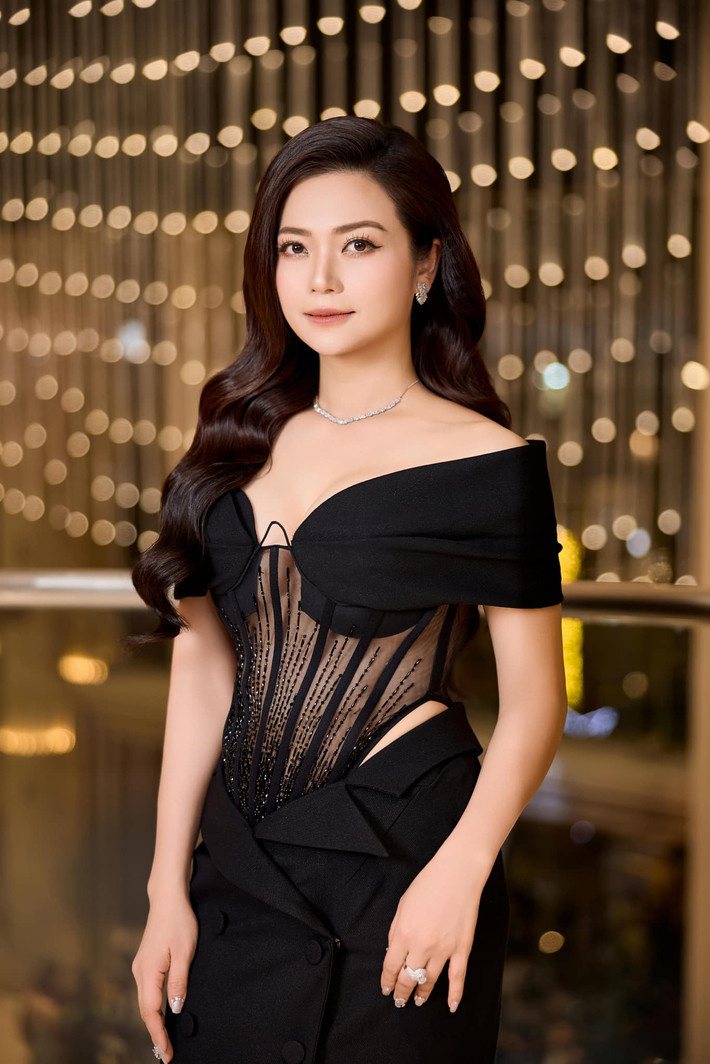 Bước sang tuổi 43 nhưng nữ diễn viên vẫn giữ được sắc vóc quyến rũ, mặn mà. Ảnh: FBNV