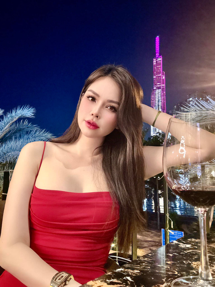 Vốn có vòng eo "con kiến", Đào Lan Phương ưa chuộng những kiểu váy bó sát thân hình.