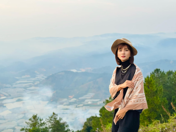 NSƯT Kim Tuyến ly dị, trở thành mẹ đơn thân năm 21 tuổi. Gặp nhiều khó khăn ở thời gian đầu sau ly hôn nhưng nữ diễn viên xinh đẹp này đã dần vượt qua nhờ sự động viên, đồng hành từ ba mẹ.