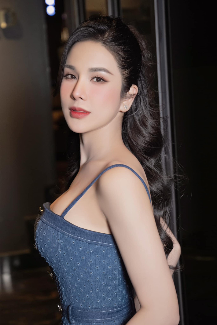 Kể từ sau khi ly hôn, Diệp Lâm Anh tập trung cho công việc từ kinh doanh đến hoạt động nghệ thuật. Nhan sắc của cô thăng hạng, tạo ấn tượng trong khán giả.
