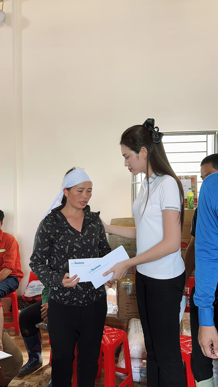 Hoa hậu Đỗ Thị Hà chia sẻ nỗi mất mát với người dân Làng Nủ, Lào Cai. Ảnh: FB Đỗ Thị Hà
