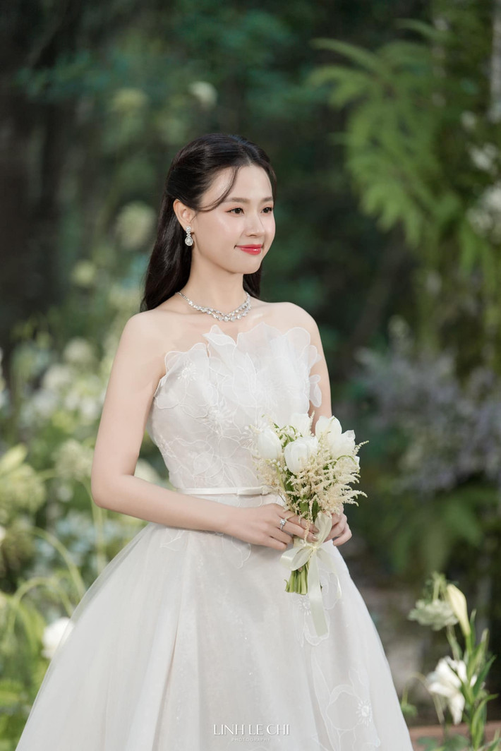 Ngay sau khi được chia sẻ, loạt ảnh cưới của Midu đã nhận được "cơn mưa" lời chúc mừng từ người hâm mộ, bạn bè và đồng nghiệp. Nhiều người bày tỏ sự ngưỡng mộ trước nhan sắc rạng rỡ và hạnh phúc viên mãn của Midu.