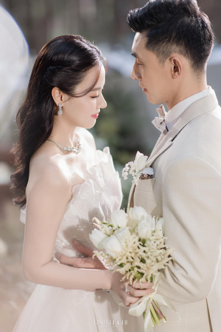 Cặp đôi đã tổ chức một buổi tiệc thân mật tại Đà Lạt hồi đầu tháng 5 vừa qua. Cô dâu cho biết đây là dịp để Minh Đạt được tái hiện lại màn cầu hôn trước sự chứng kiến của người thân, bạn bè thân thiết.