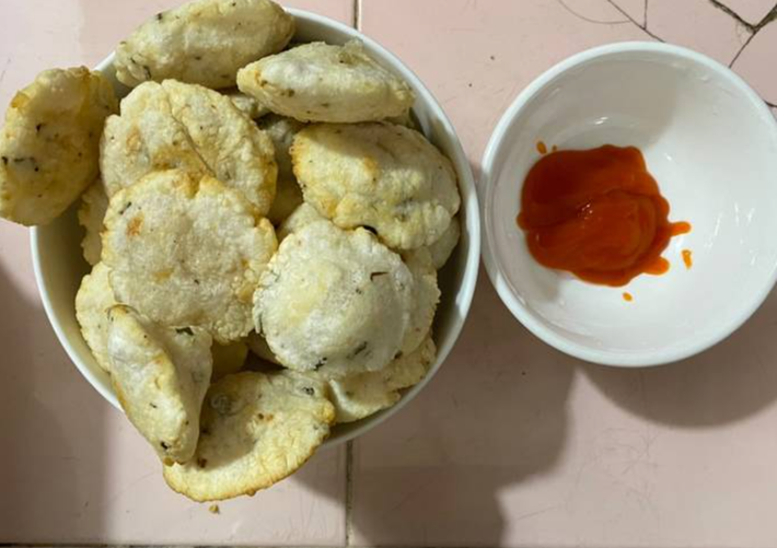 Bánh chị không chỉ chinh phục thực khách bởi hương vị thơm ngon mà còn bởi giá cả vô cùng phải chăng. Chỉ với một số tiền nhỏ, bạn đã có thể thưởng thức món ăn đặc sản này. Ảnh: @BinhDuonggov