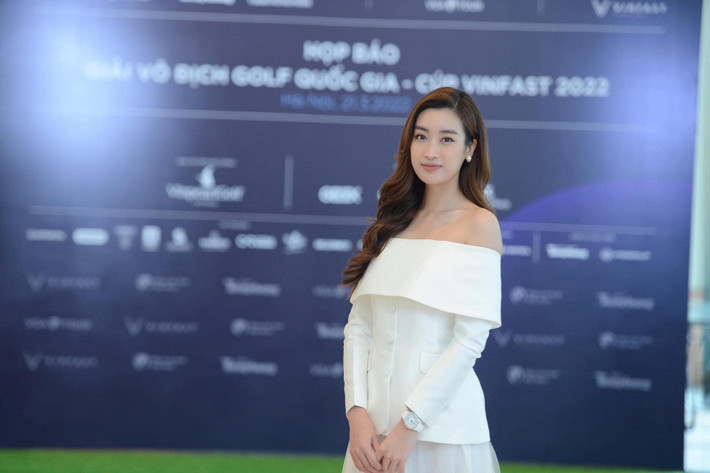 Sau khi kết hôn, Đỗ Mỹ Linh thường xuyên đồng hành với chồng trong các trận bóng đá của CLB Hà Nội.