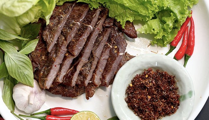 “Linh hồn” của món ăn này không thể không kể đến là muối kiến vàng. Thịt bò tơ một nắng mềm mềm, ngòn ngọt khi nướng chín chấm cùng muối kiến vàng chua cay tạo nên hương vị thơm ngon. Ảnh: Bách hoá xanh